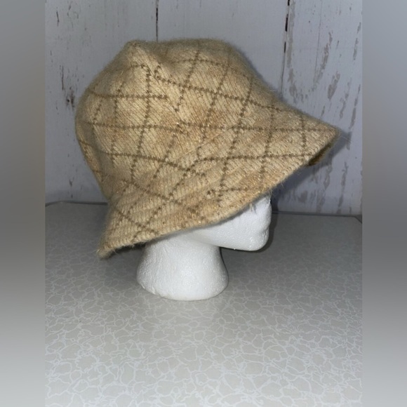 le chateau Accessories - NWOT bucket hat by Le Chateau